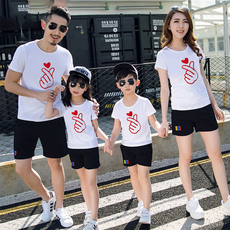 Summer Family Clothing Sets Finger Heart T Shirt Shorts Suits Mother And Daughter Matching Outfits Kids Couples Sportswear