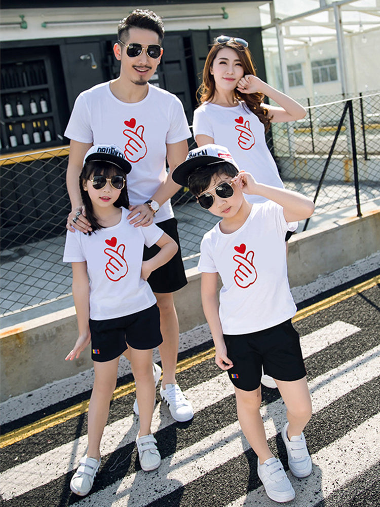 Summer Family Clothing Sets Finger Heart T Shirt Shorts Suits Mother And Daughter Matching Outfits Kids Couples Sportswear