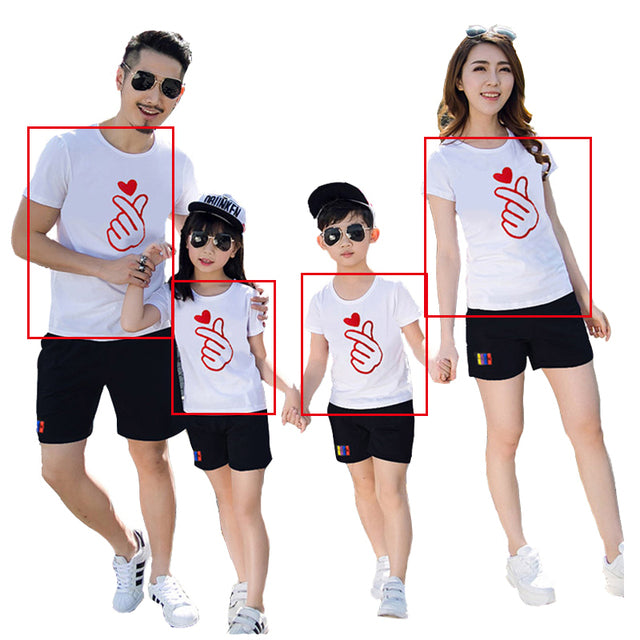 Summer Family Clothing Sets Finger Heart T Shirt Shorts Suits Mother And Daughter Matching Outfits Kids Couples Sportswear