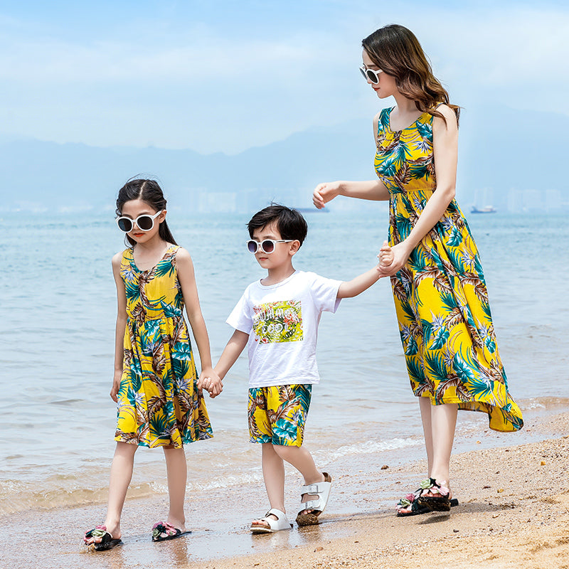 Mom Daughter Print Dress for Summer Holiday Family Matching Outfit Couple Lovers Clothes Dad Son Casual Beach Set Hot Sales